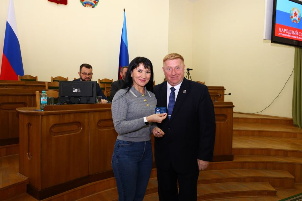 В Луганске вручили партийные билеты новым членам «Единой России» В Луганске вручили партийные билеты новым членам «Единой России»