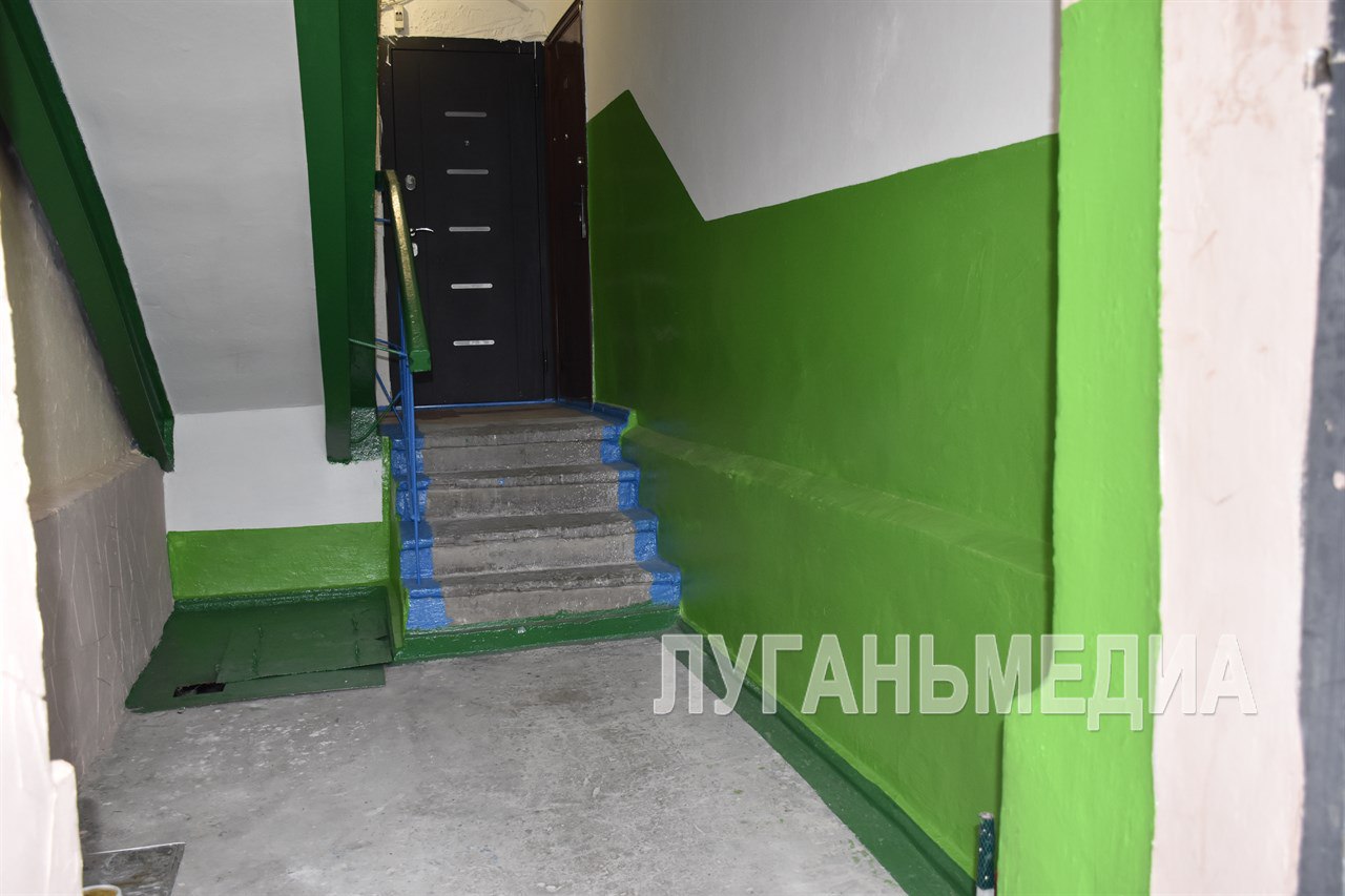 В Красном Луче ведется ремонт подъездов многоквартирных домов В Красном Луче ведется ремонт подъездов многоквартирных домов