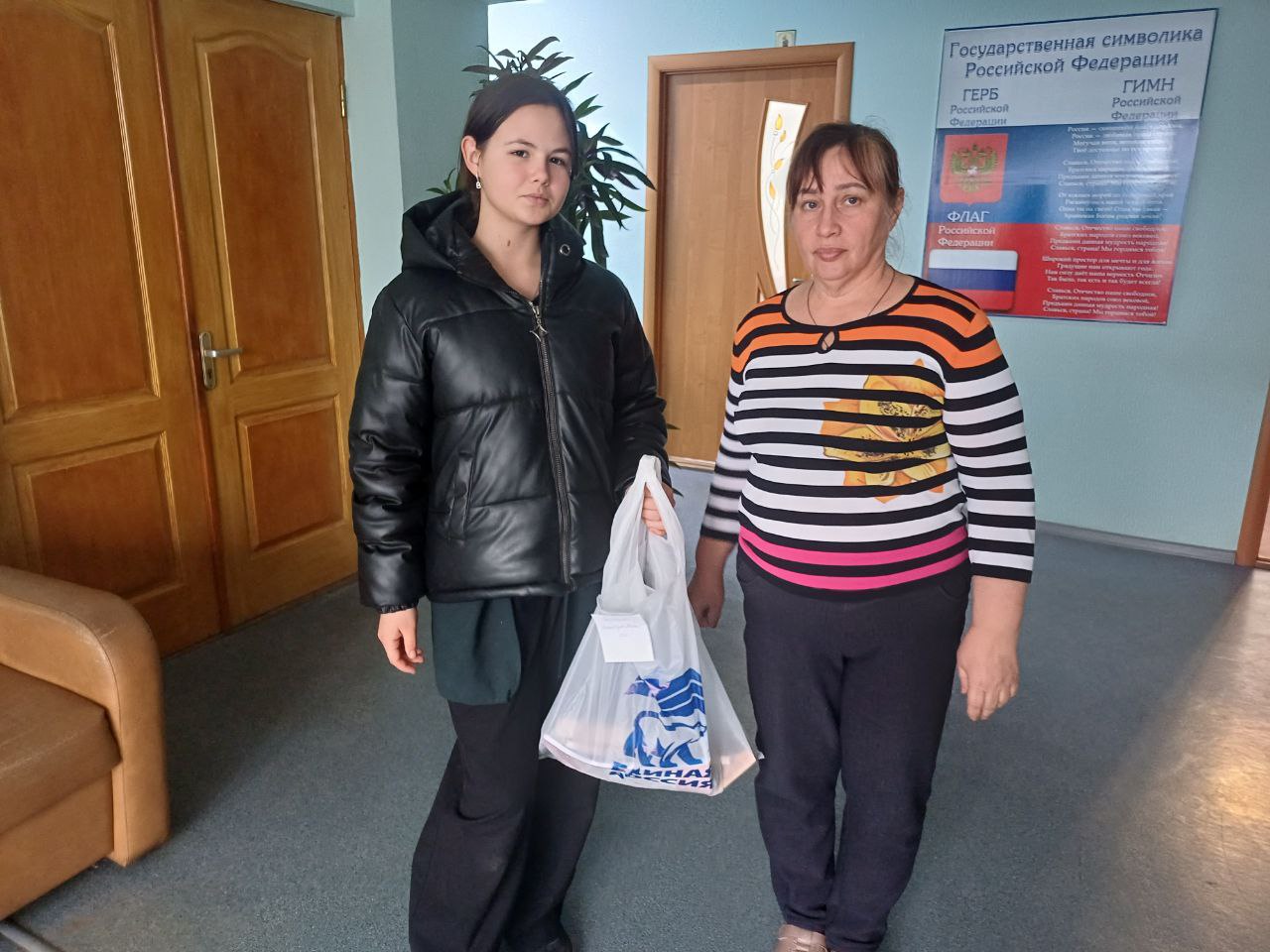 Антрацитовские единороссы подарили радость детям в рамках акции «Коробка храбрости» Антрацитовские единороссы подарили радость детям в рамках акции «Коробка храбрости»