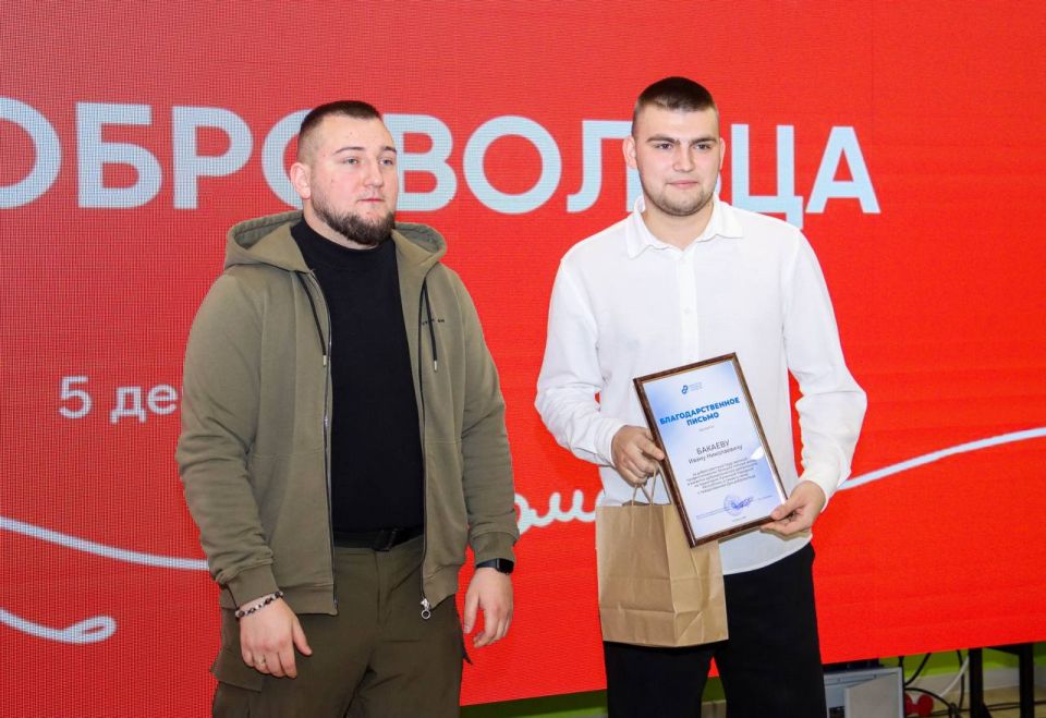 В Луганске наградили волонтеров в честь Дня добровольца В Луганске наградили волонтеров в честь Дня добровольца