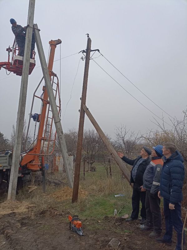 Произведена замена старых опор и проводов линии электропередач на нескольких улицах города Краснодон!