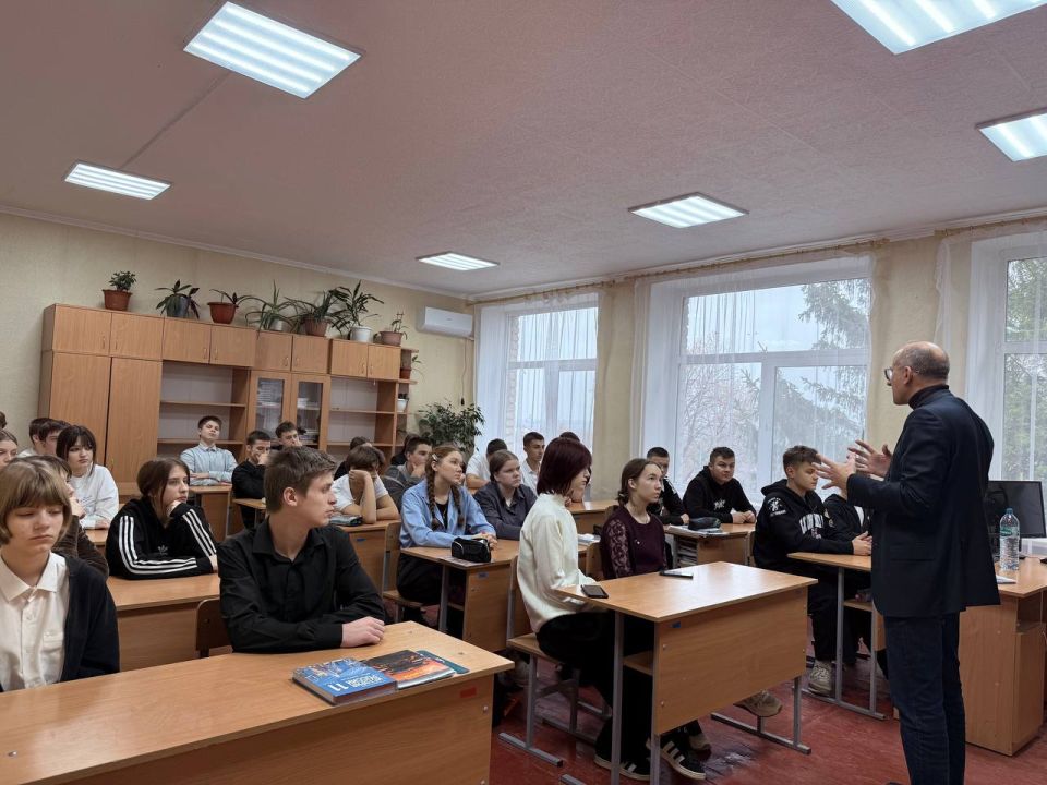В Славяносербском муниципальном округе состоялся важный разговор о будущем с молодежью В Славяносербском муниципальном округе состоялся важный разговор о будущем с молодежью