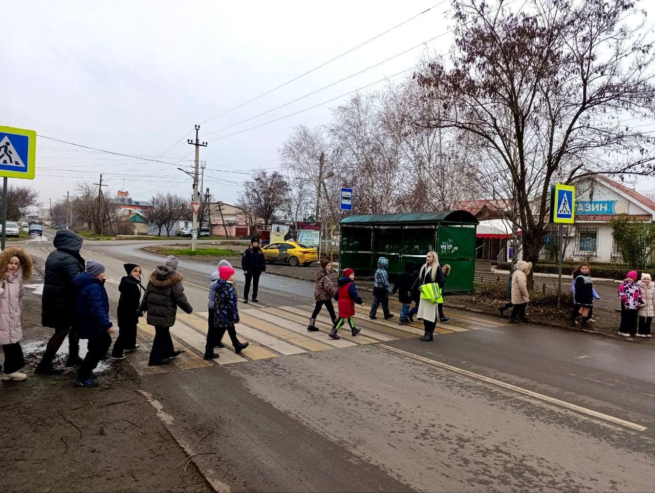 Активные родители Луганска и сотрудники Центра ДиТН, ПБДД ГИБДД МВД по ЛНР на страже безопасности дорог Активные родители Луганска и сотрудники Центра ДиТН, ПБДД ГИБДД МВД по ЛНР на страже безопасности дорог