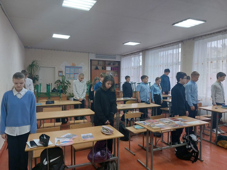 Работники Славяносербской центральной детской библиотеки провели с учащимися 7го А класса патриотический час, посвященный Дню Неизвестного солдата Работники Славяносербской центральной детской библиотеки провели с учащимися 7го А класса патриотический час, посвященный Дню Неизвестного солдата