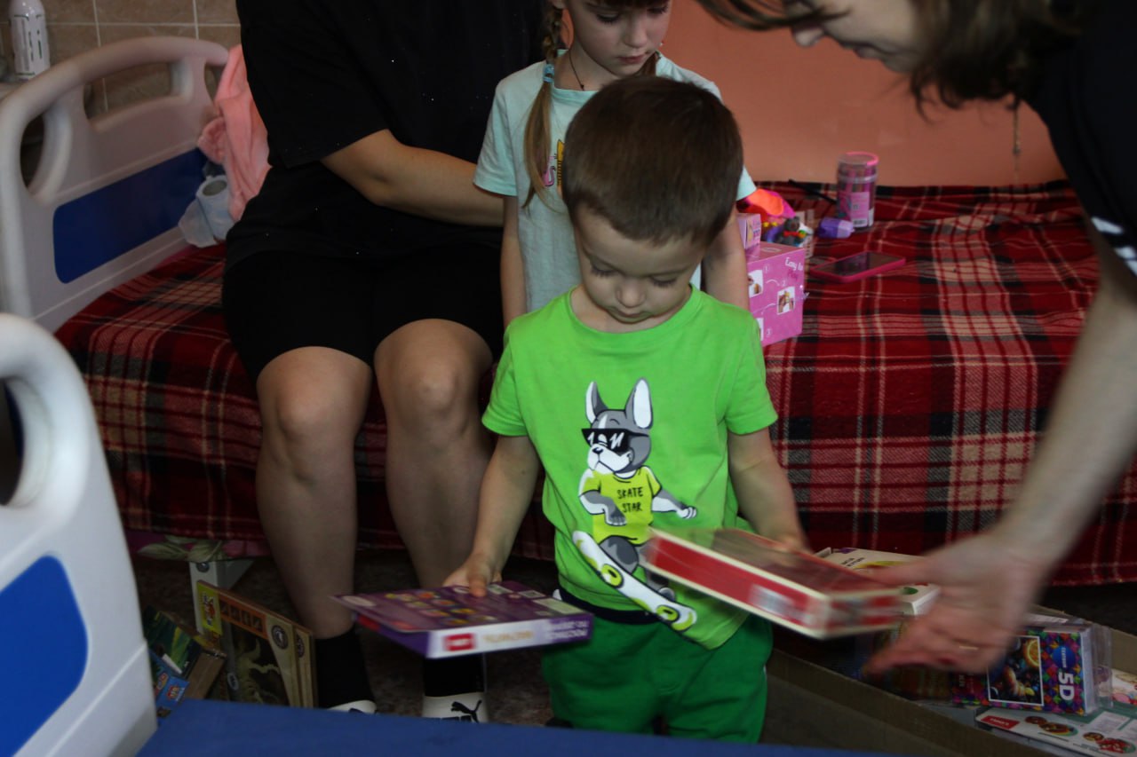 Активисты «Единой России» в рамках акции сторонников «Коробка храбрости» передали призы за смелость в Луганскую городскую детскую больницу №1 и в детское учреждение санаторного типа «Незабудка» Активисты «Единой России» в рамках акции сторонников «Коробка храбрости» передали призы за смелость в Луганскую городскую детскую больницу №1 и в детское учреждение санаторного типа «Незабудка»