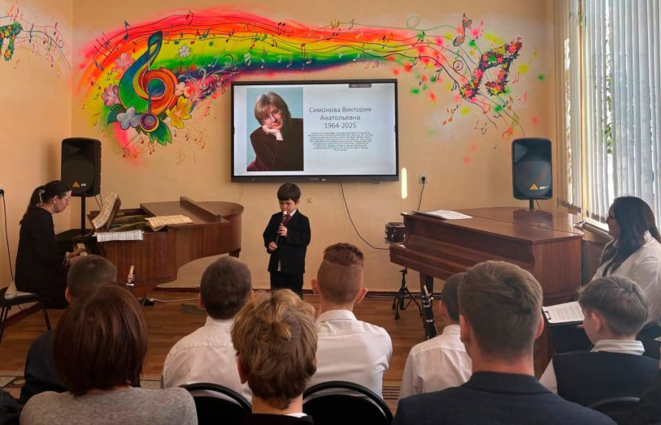 В Антрацитовской детской музыкальной школе состоялось мероприятие «Час искусства в мире духовых и ударных инструментов», посвященное Всероссийскому дню посвящения в духовики юных и молодых музыкантов