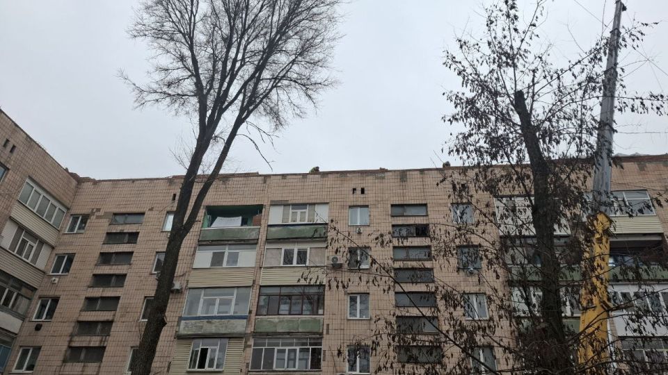 Краснодон, ул. Петра Котова, д.9. По этому адресу тюменские строители ведут капитальный ремонт кровли Краснодон, ул. Петра Котова, д.9. По этому адресу тюменские строители ведут капитальный ремонт кровли