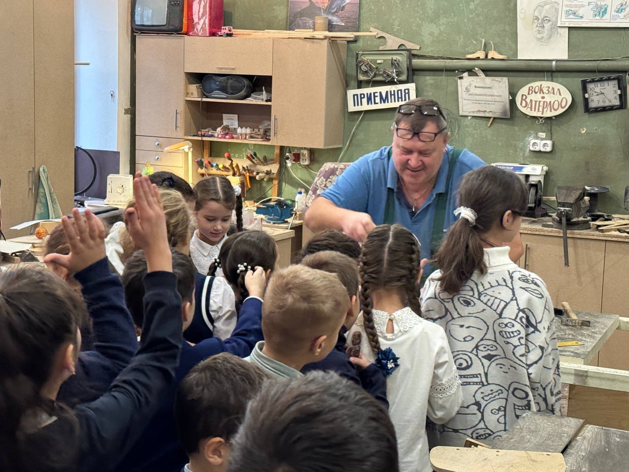 Дети участников СВО познакомились с закулисьем Луганского театра кукол Дети участников СВО познакомились с закулисьем Луганского театра кукол
