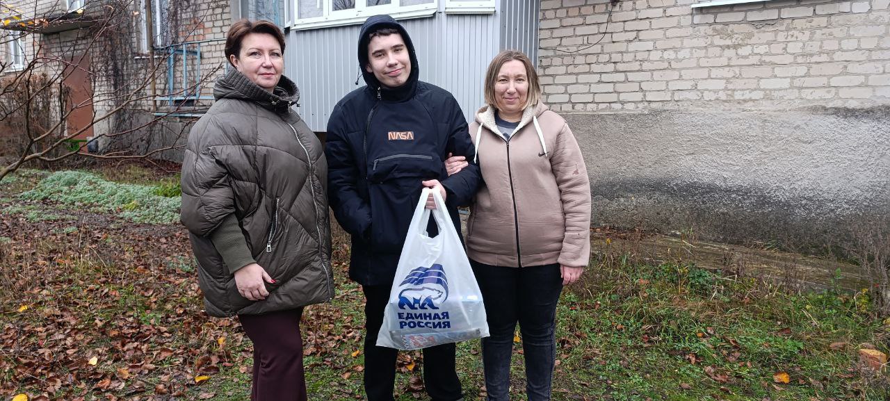 Антрацитовские единороссы подарили радость детям в рамках акции «Коробка храбрости» Антрацитовские единороссы подарили радость детям в рамках акции «Коробка храбрости»