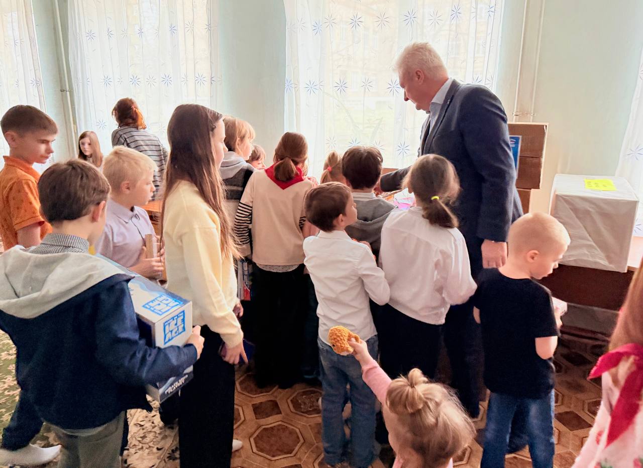 Сергей Козенко: Сегодня совместно с заместителем секретаря местного отделения партии «Единая Россия» в сфере молодежи Юлией Котовской посетил детский дом — структурное подразделение Краснодонского УВК «Забота» в разгар... Сергей Козенко: Сегодня совместно с заместителем секретаря местного отделения партии «Единая Россия» в сфере молодежи Юлией Котовской посетил детский дом — структурное подразделение Краснодонского УВК «Забота» в разгар...