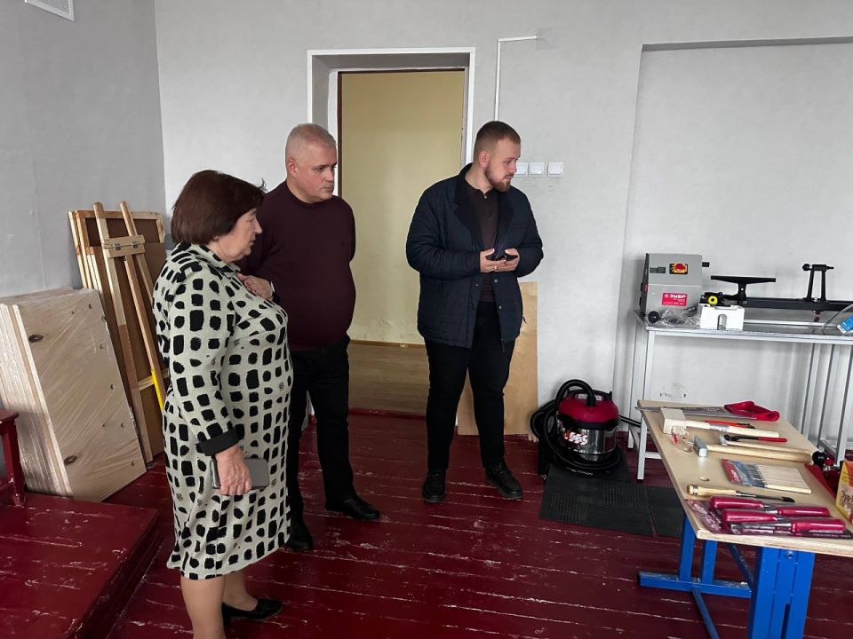 Константин Бутримов: На страже будущего: контроль за ремонтом школ в Антраците Константин Бутримов: На страже будущего: контроль за ремонтом школ в Антраците
