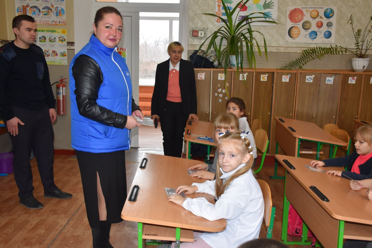 Около 100 светоотражающих наклеек вручили всем первоклассникам Первомайского городского округа Около 100 светоотражающих наклеек вручили всем первоклассникам Первомайского городского округа