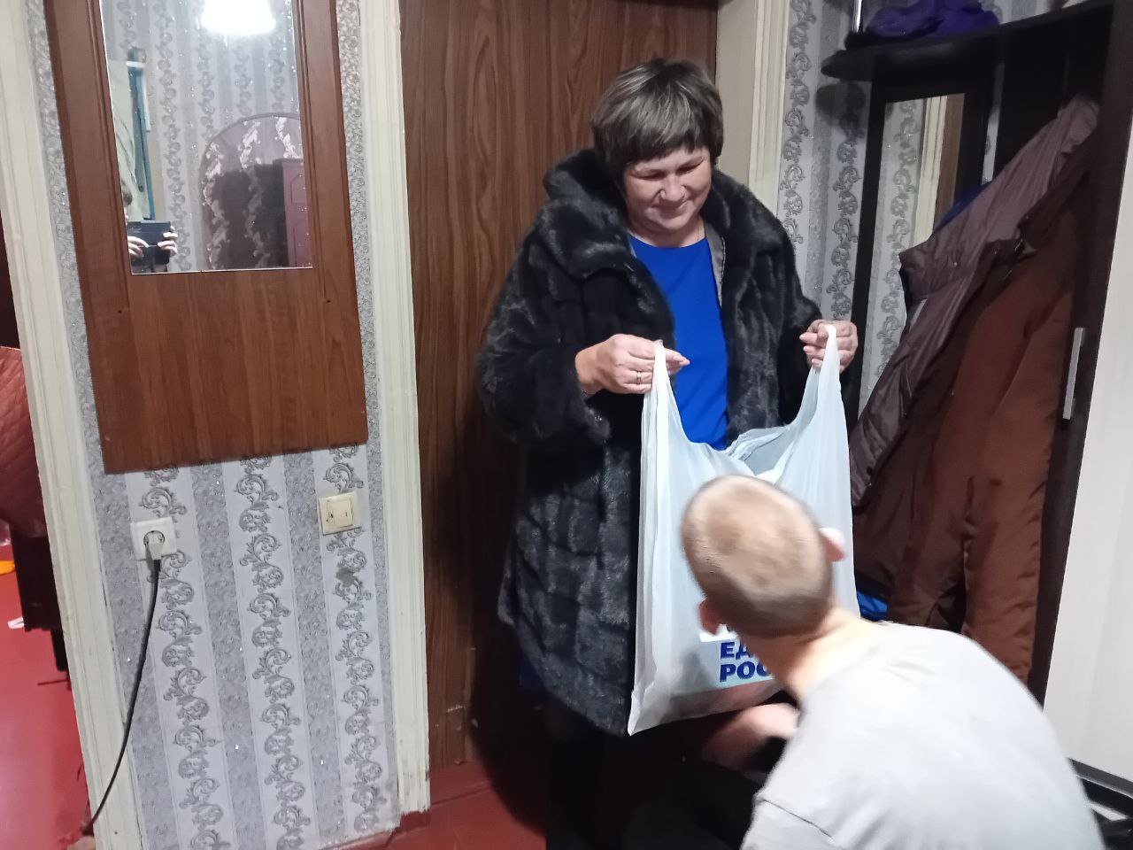 Антрацитовские единороссы подарили радость детям в рамках акции «Коробка храбрости» Антрацитовские единороссы подарили радость детям в рамках акции «Коробка храбрости»