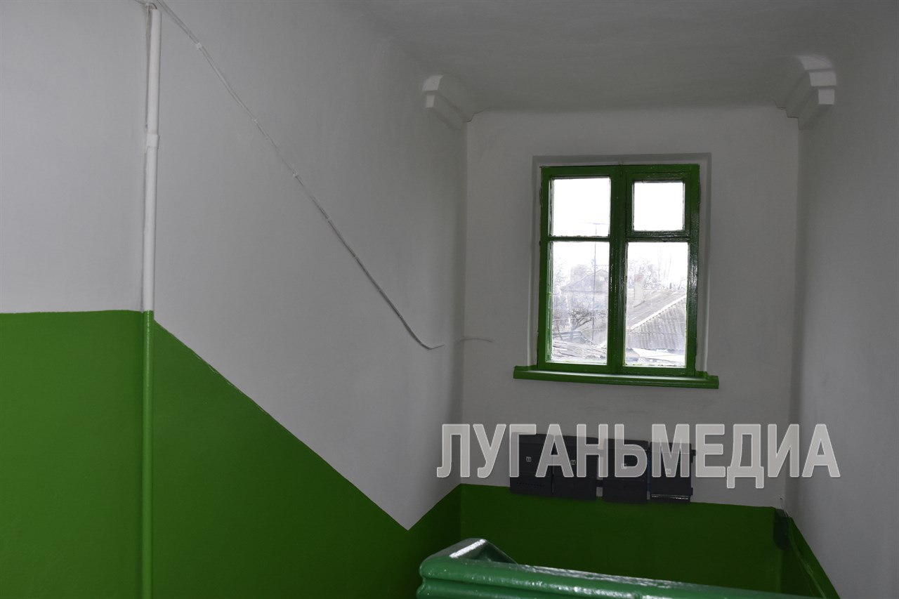 В Красном Луче ведется ремонт подъездов многоквартирных домов В Красном Луче ведется ремонт подъездов многоквартирных домов