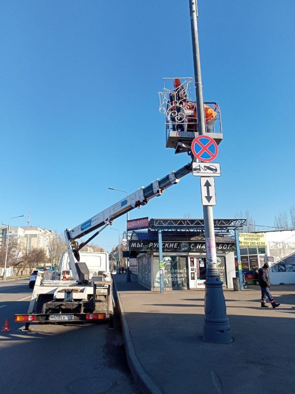 Более километра праздничных гирлянд смонтировали специалисты "Луганскгорсвета"