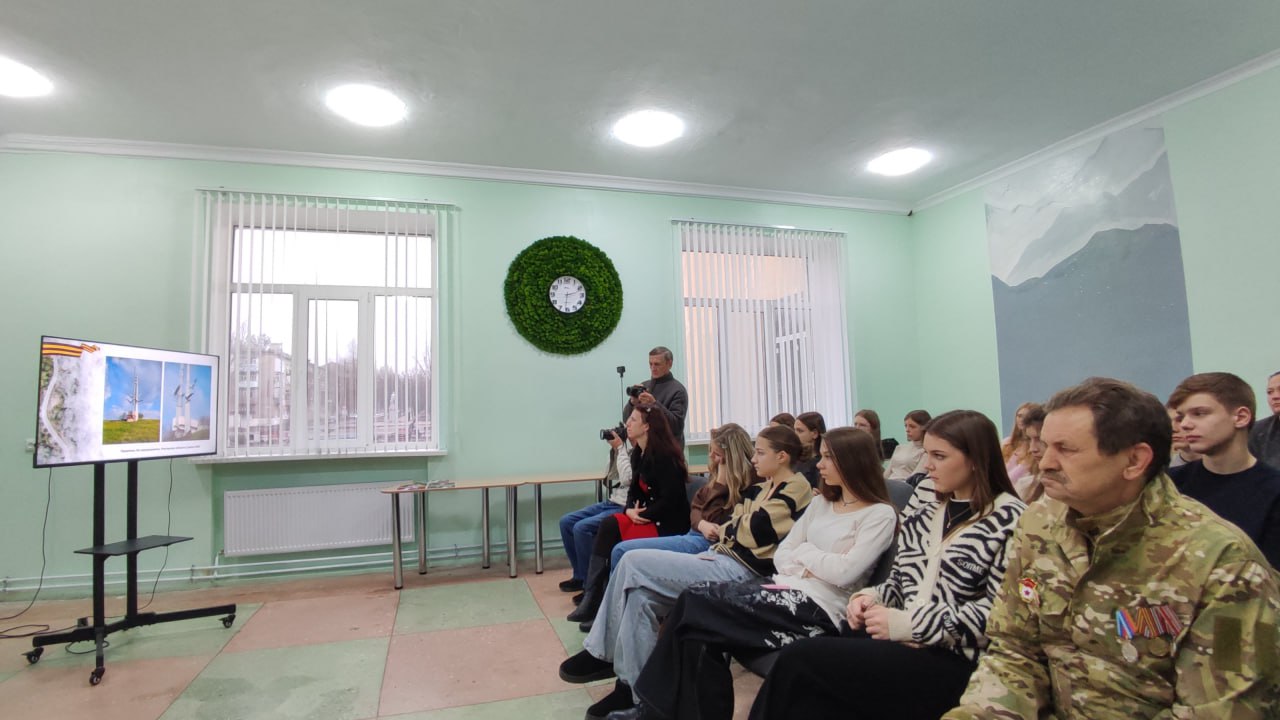 В лекционном зале молодежного пространства «Будь собой!» «Молодогвардейского Дворца культуры «Юность» под эгидой ВПП «Единая Россия» прошел час в историю: «Твой подвиг, солдат, не забыт!» В лекционном зале молодежного пространства «Будь собой!» «Молодогвардейского Дворца культуры «Юность» под эгидой ВПП «Единая Россия» прошел час в историю: «Твой подвиг, солдат, не забыт!»