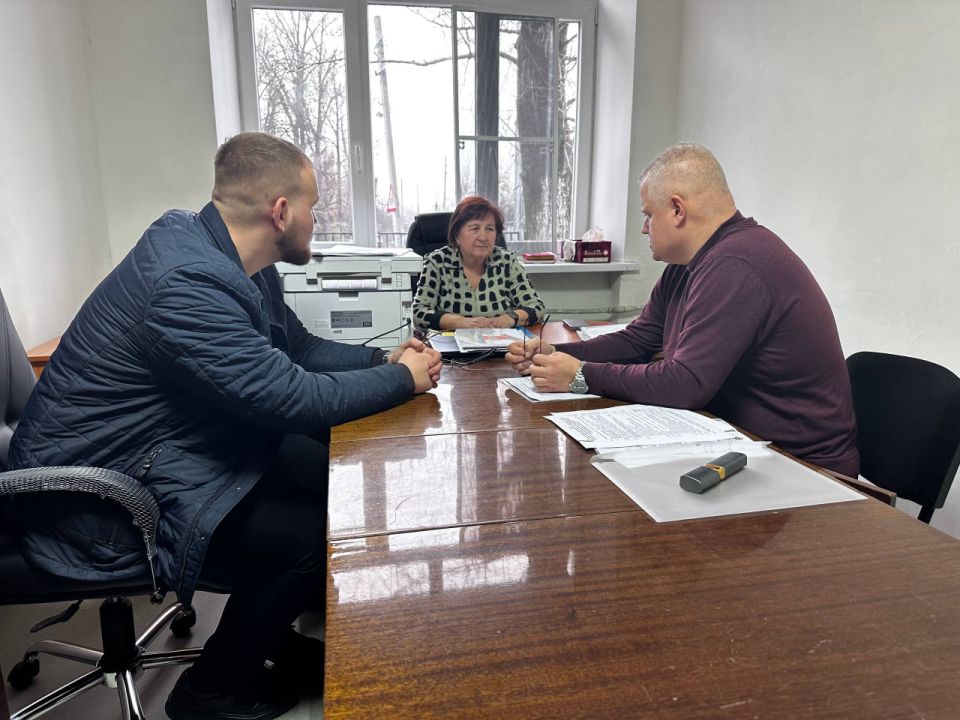 Константин Бутримов: На страже будущего: контроль за ремонтом школ в Антраците Константин Бутримов: На страже будущего: контроль за ремонтом школ в Антраците