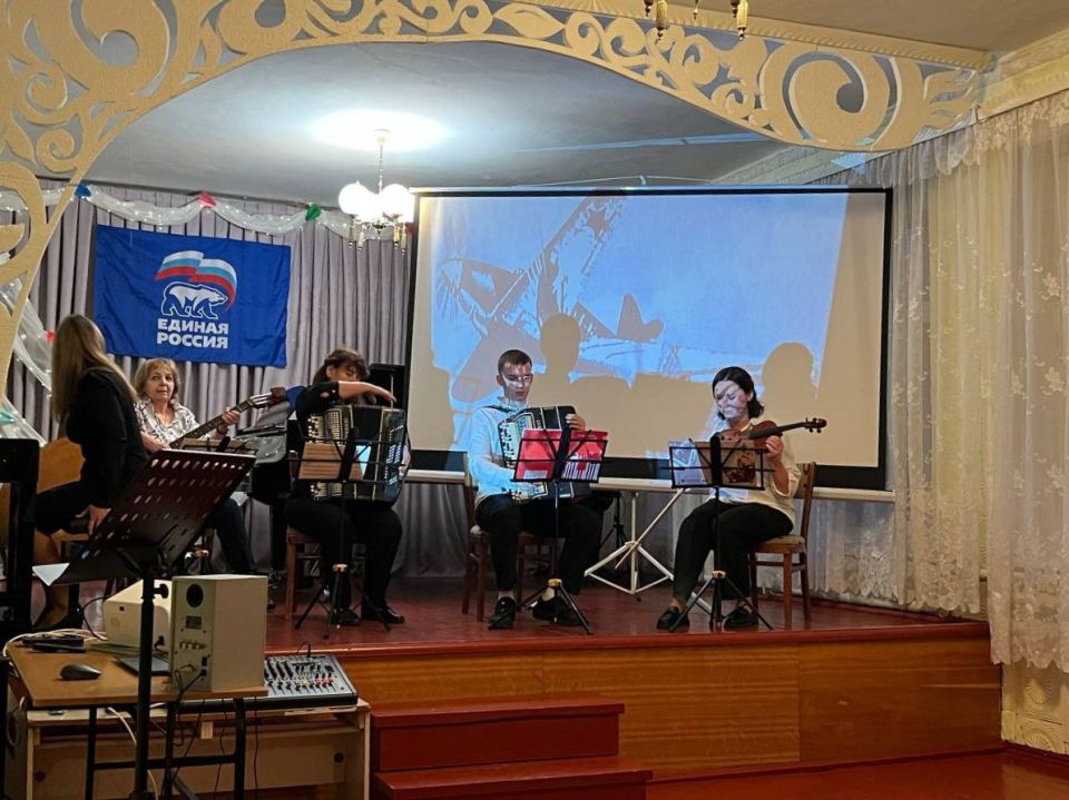 В Петровской детской школе искусств состоялась лекция — концерт «Мы помним и гордимся» В Петровской детской школе искусств состоялась лекция — концерт «Мы помним и гордимся»