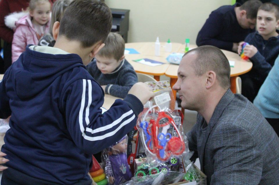 В Северодонецке в рамках Декады добрых дел единорссы передали подарки воспитанникам центра реабилитации детей с инвалидностью "Возрождение" В Северодонецке в рамках Декады добрых дел единорссы передали подарки воспитанникам центра реабилитации детей с инвалидностью "Возрождение"