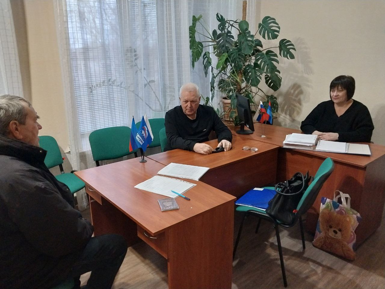 В рамках Декады приемов граждан на вопросы, касающиеся социальной поддержки, ответили депутат Совета округа Леонид Чичкан и руководитель филиала №17 Республиканского центра соцзащиты населения Ольга Ермолик В рамках Декады приемов граждан на вопросы, касающиеся социальной поддержки, ответили депутат Совета округа Леонид Чичкан и руководитель филиала №17 Республиканского центра соцзащиты населения Ольга Ермолик