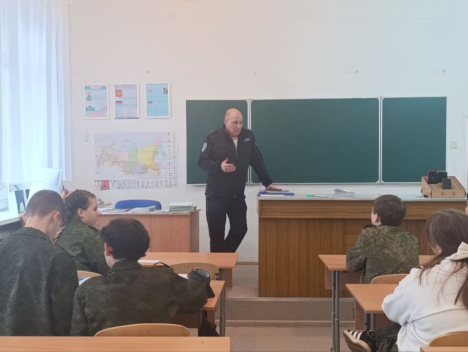 Инструктаж по правилам дорожного движения для обучающихся Брянковской гимназии провел инспектор по пропаганде безопасности дорожного движения ГИБДД ОМВД России "Брянковский" Андрей Орыщук Инструктаж по правилам дорожного движения для обучающихся Брянковской гимназии провел инспектор по пропаганде безопасности дорожного движения ГИБДД ОМВД России "Брянковский" Андрей Орыщук