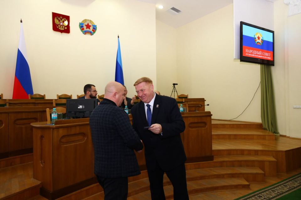 В Луганске вручили партийные билеты новым членам «Единой России» В Луганске вручили партийные билеты новым членам «Единой России»