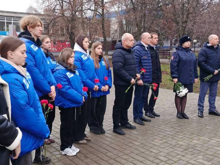 День Неизвестного Солдата в муниципалитетах ЛНР — молодёжь сохраняет память День Неизвестного Солдата в муниципалитетах ЛНР — молодёжь сохраняет память
