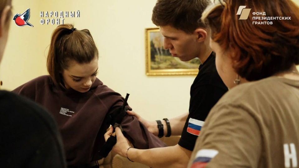 Молодёжка Народного фронта ЛНР провела мастер-класс по программе "СТОП КРОВЬ" для активистов Молодёжки НФ и студентов из волонтёрской организации института управления и государственной службы «Хочу помочь!» ФГБОУ ВО «ЛГУ им.... Молодёжка Народного фронта ЛНР провела мастер-класс по программе "СТОП КРОВЬ" для активистов Молодёжки НФ и студентов из волонтёрской организации института управления и государственной службы «Хочу помочь!» ФГБОУ ВО «ЛГУ им....