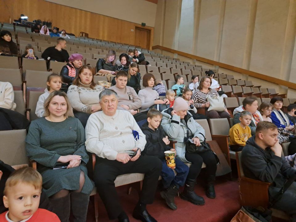В Свердловске «ЕДИНАЯ РОССИЯ» организовала благотворительный показ музыкальной сказки «Зайка Зазнайка» В Свердловске «ЕДИНАЯ РОССИЯ» организовала благотворительный показ музыкальной сказки «Зайка Зазнайка»