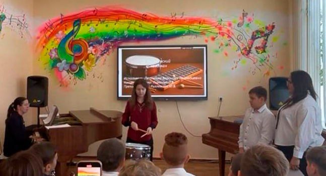 В Антрацитовской детской музыкальной школе состоялось мероприятие «Час искусства в мире духовых и ударных инструментов», посвященное Всероссийскому дню посвящения в духовики юных и молодых музыкантов В Антрацитовской детской музыкальной школе состоялось мероприятие «Час искусства в мире духовых и ударных инструментов», посвященное Всероссийскому дню посвящения в духовики юных и молодых музыкантов
