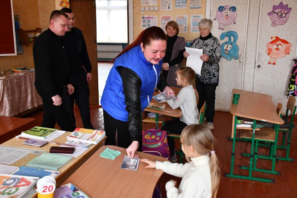 Сергей Колягин: Благодарен активистам и сторонникам Партии «Единая Россия», которые подключились к выполнению мероприятий, озвученных на заседании комиссии по обеспечению безопасности дорожного движения на территории... Сергей Колягин: Благодарен активистам и сторонникам Партии «Единая Россия», которые подключились к выполнению мероприятий, озвученных на заседании комиссии по обеспечению безопасности дорожного движения на территории...