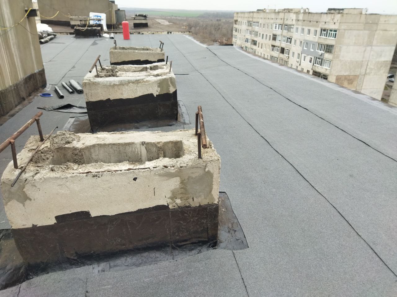 Капитальный ремонт кровель в Ровеньках продолжается Капитальный ремонт кровель в Ровеньках продолжается