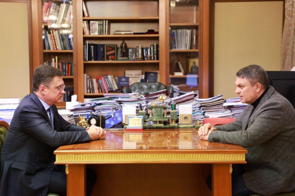 Заместитель Председателя Правительства Александр Новак и Глава ЛНР Леонид Пасечник обсудили вопросы повышения надежности работы электроэнергетической и газовой инфраструктуры, стабильного прохождения осенне-зимнего периода...