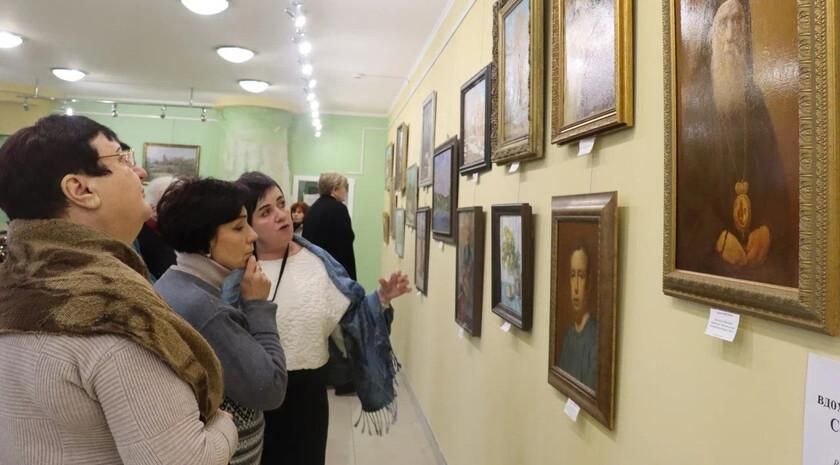 Выставка «Рязанские мастера — Северодонецку» открылась в выставочном зале Северодонецкой галереи искусств, в экспозиции представлены 90 картин, переданные прифронтовому городу в подарок