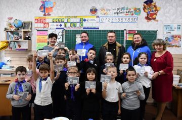 Около 100 светоотражающих наклеек вручили всем первоклассникам Первомайского городского округа