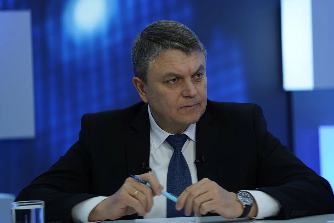 В понедельник, 1 декабря, Глава Луганской Народной Республики Леонид Пасечник провёл Прямую Линию с жителями региона В понедельник, 1 декабря, Глава Луганской Народной Республики Леонид Пасечник провёл Прямую Линию с жителями региона