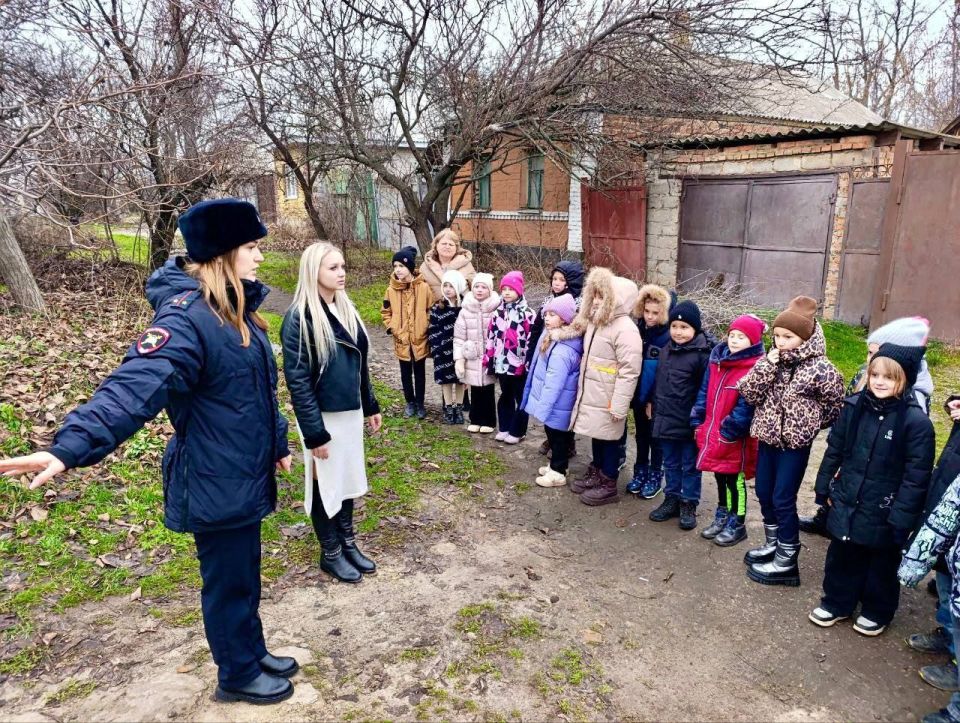 Активные родители Луганска и сотрудники Центра ДиТН, ПБДД ГИБДД МВД по ЛНР на страже безопасности дорог