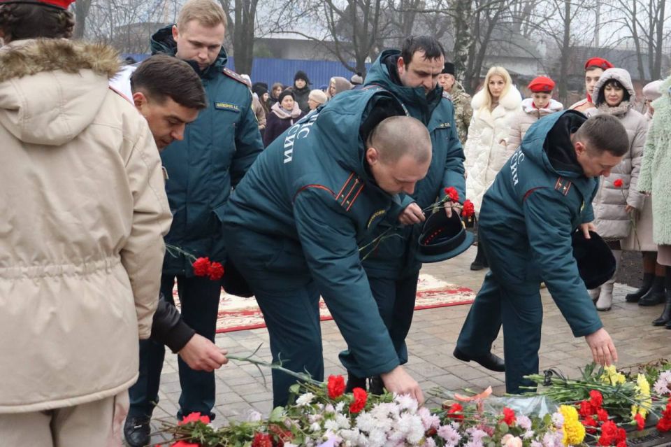 Торжественная церемония открытия обновленного мемориала на Братской могиле красноармейцев, погибших при защите города, состоялась в Алмазной, на гранитной плите к ранее высеченным именам 12 солдат добавились имена еще 28... Торжественная церемония открытия обновленного мемориала на Братской могиле красноармейцев, погибших при защите города, состоялась в Алмазной, на гранитной плите к ранее высеченным именам 12 солдат добавились имена еще 28...