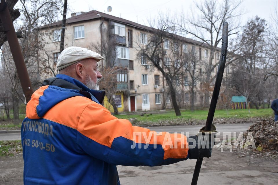 Сотрудники «Луганскводы» устранили забой канализации в коллекторе многоквартирного дома в Луганске Сотрудники «Луганскводы» устранили забой канализации в коллекторе многоквартирного дома в Луганске