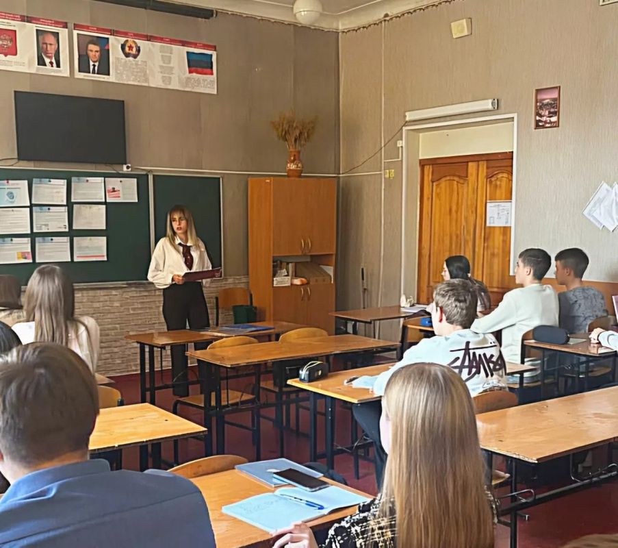 Сотрудники отделения № 2 г. Свердловска и Свердловского района ГБУ ЛНР «МФЦ» повысили цифровую грамотность школьников