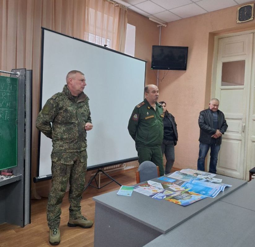 Представителями Военного комиссариата Старобельского района проведена агитационная работа с выпускниками 11 классов по привлечению в военно-учебные заведения Министерства обороны Российской Федерации