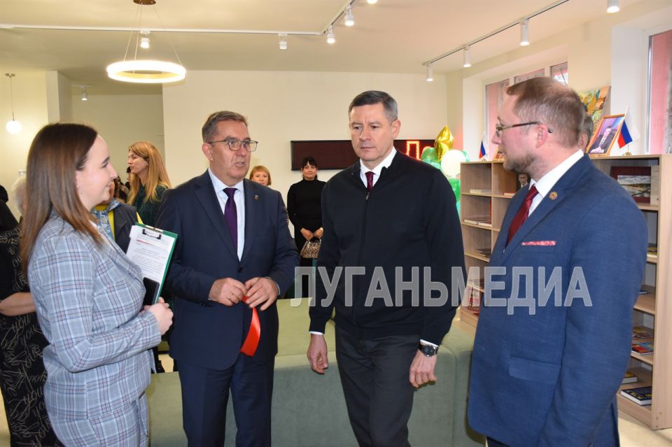 В Перевальске состоялось торжественное открытие модельной библиотеки «Библиопортал» В Перевальске состоялось торжественное открытие модельной библиотеки «Библиопортал»