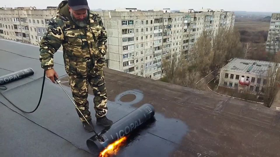 Капитальный ремонт кровель в Ровеньках продолжается