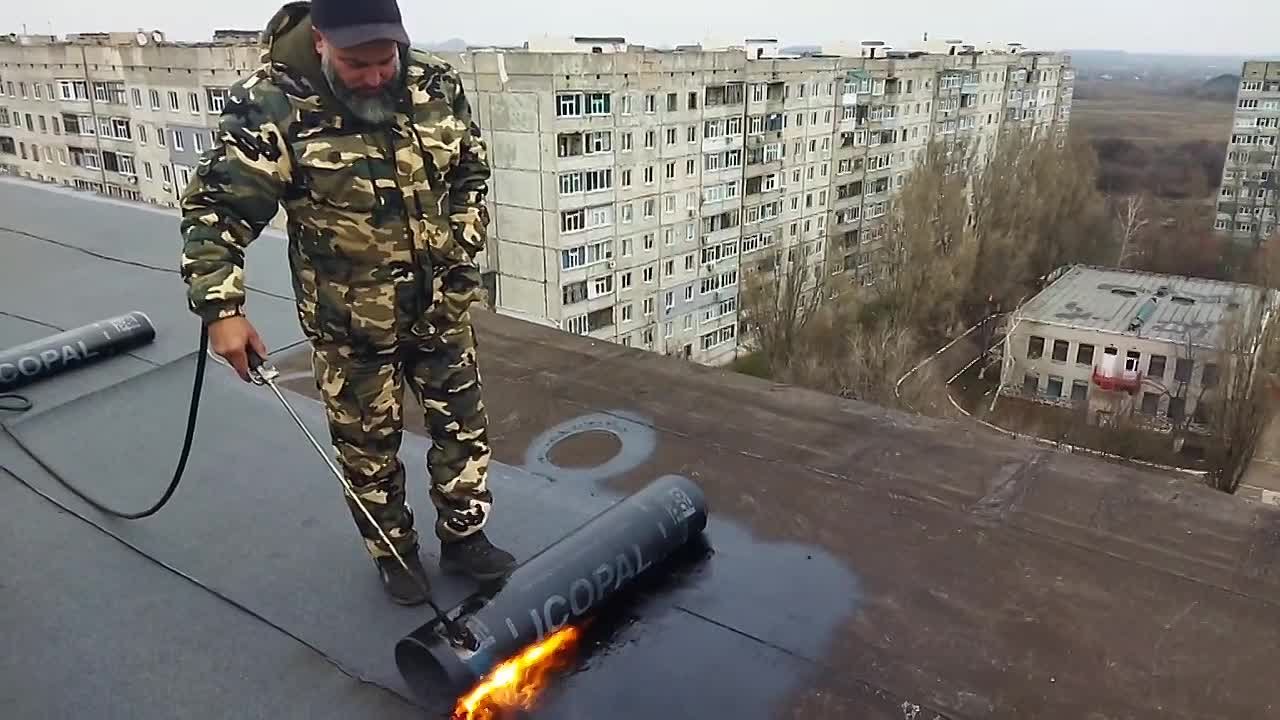 Капитальный ремонт кровель в Ровеньках продолжается