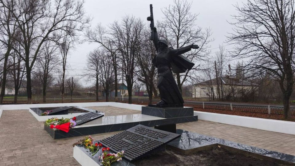 Торжественная церемония открытия обновленного мемориала на Братской могиле красноармейцев, погибших при защите города, состоялась в Алмазной, на гранитной плите к ранее высеченным именам 12 солдат добавились имена еще 28... Торжественная церемония открытия обновленного мемориала на Братской могиле красноармейцев, погибших при защите города, состоялась в Алмазной, на гранитной плите к ранее высеченным именам 12 солдат добавились имена еще 28...
