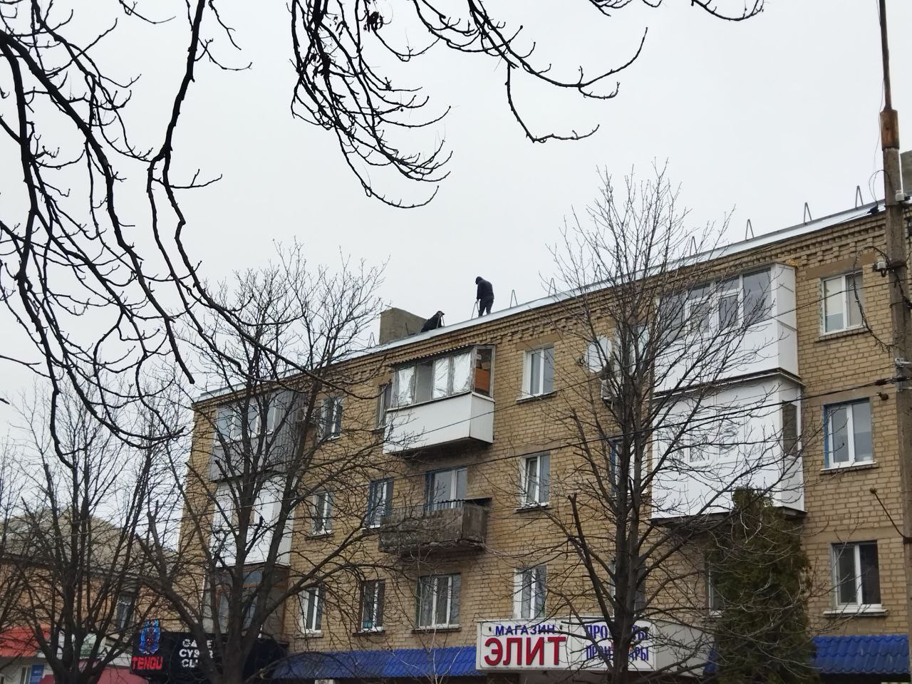 Капитальный ремонт кровель в Ровеньках продолжается Капитальный ремонт кровель в Ровеньках продолжается