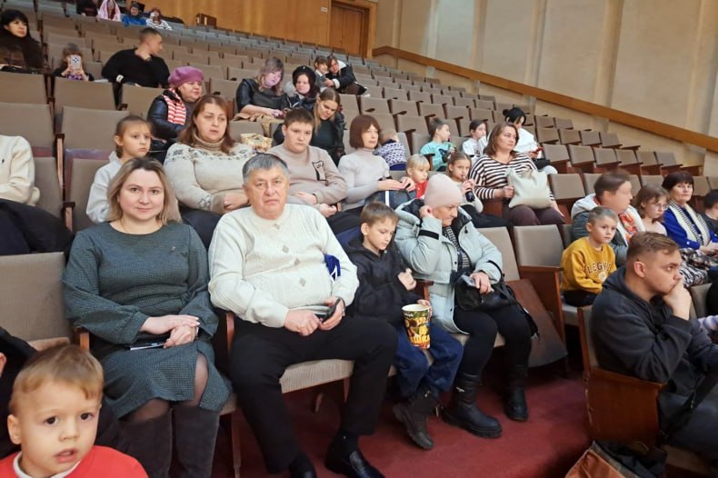 В Свердловске «Единая Россия» организовала благотворительный показ музыкальной сказки В Свердловске «Единая Россия» организовала благотворительный показ музыкальной сказки