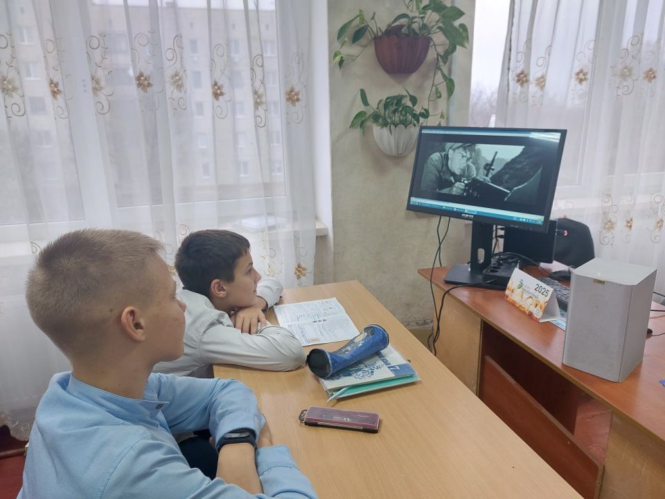 Работники Славяносербской центральной детской библиотеки провели с учащимися 7го А класса патриотический час, посвященный Дню Неизвестного солдата Работники Славяносербской центральной детской библиотеки провели с учащимися 7го А класса патриотический час, посвященный Дню Неизвестного солдата