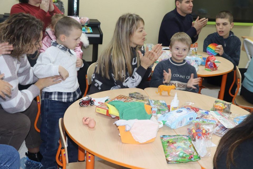 В Северодонецке в рамках Декады добрых дел единорссы передали подарки воспитанникам центра реабилитации детей с инвалидностью "Возрождение" В Северодонецке в рамках Декады добрых дел единорссы передали подарки воспитанникам центра реабилитации детей с инвалидностью "Возрождение"