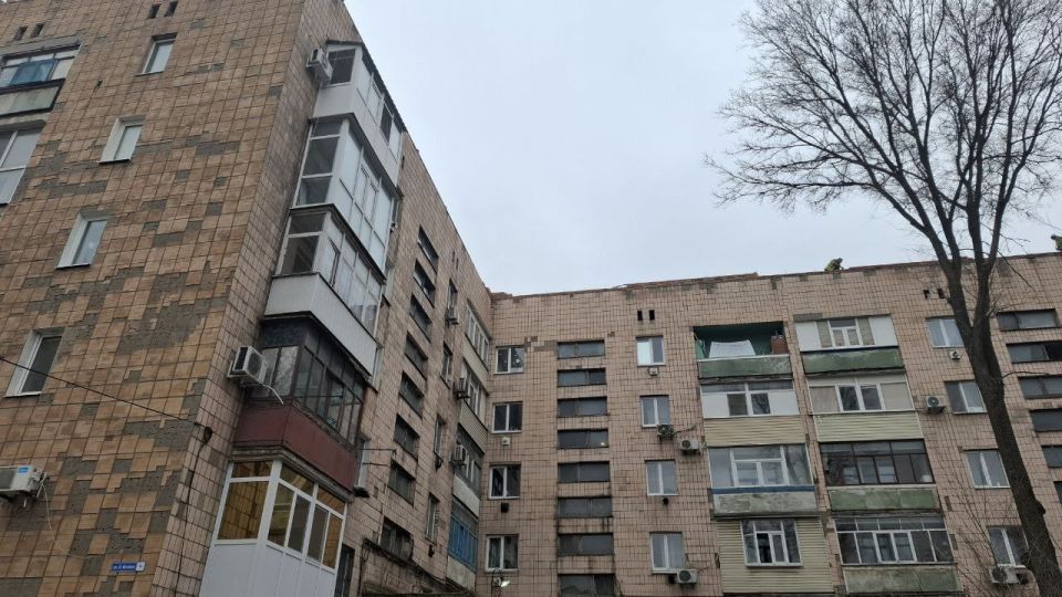 Краснодон, ул. Петра Котова, д.9. По этому адресу тюменские строители ведут капитальный ремонт кровли